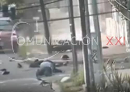 Video: Tras asaltar a estudiante, motorratones son derribados por la policía